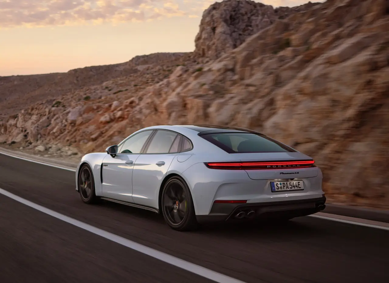 2025 PORSCHE PANAMERA E-HYBRID - INEAX MOTORS