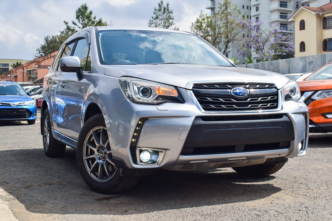 Schne Subaru Forester Anhngelast Fotos