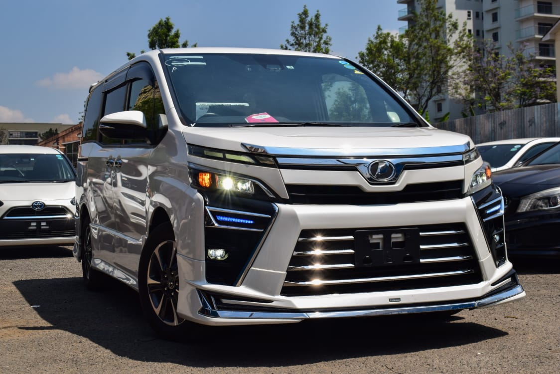 TOYOTA VOXY - INEAX MOTORS